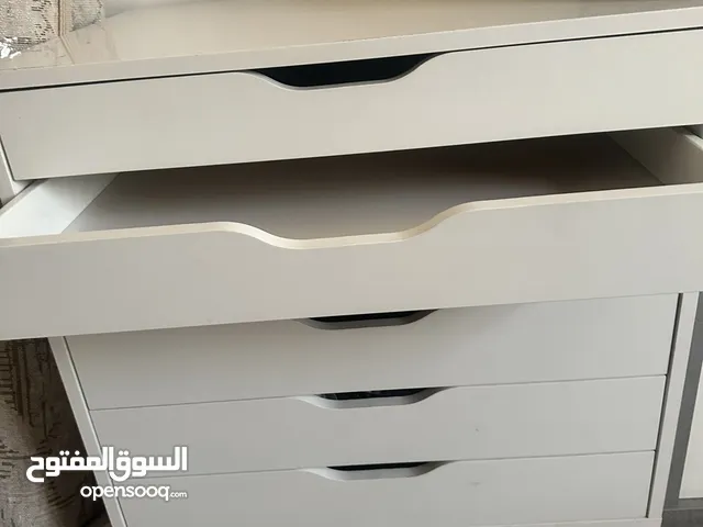 تربيزه ب 6 ادراج حالتها كالجديده تصلح للتخزين لغرفه النوم او الليفنج ب15
