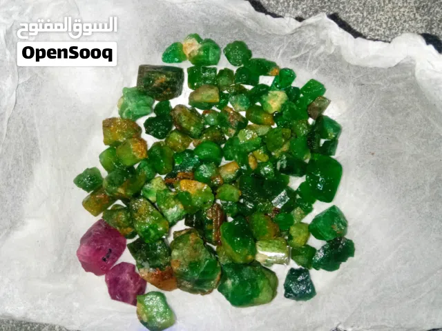 زمرد مع كهرمان وعقيق جزع للبيع الجاد يتواصل معي واتس