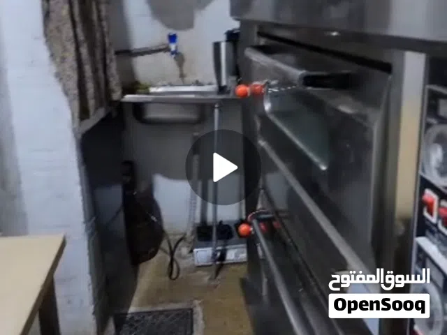 محل حلويات جاهز بكل شي للبيع وموقعه متميز بس الشركاء مسدو وكل وحد يشتي فلوسه يشتري ويطلب الله