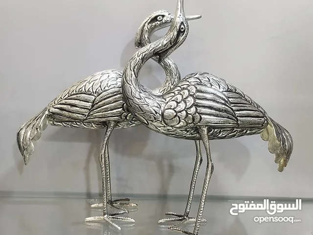 زوج من طيور الكركي شبه الفضية A pair of silver-like cranes