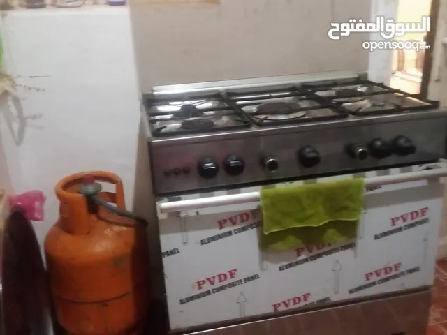بعض الاغراض الخاصة بالمطبخ مستعملة لكن كل شي شغال