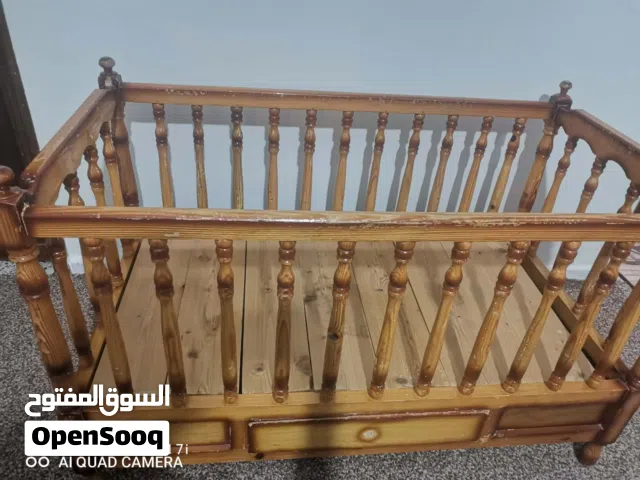 سرير اطفال بحالة ممتازة للبيع