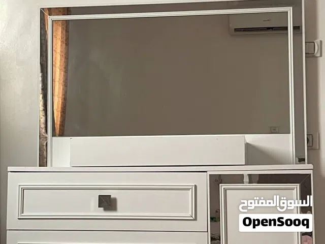 طاوله مكتبيه ومعاها زيانه بالرفوف