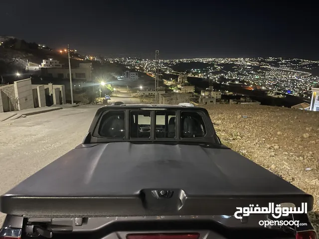 صندوق بكب هايلكس للبيع الصندوق نظيف و معه مفتاح للإغلاق