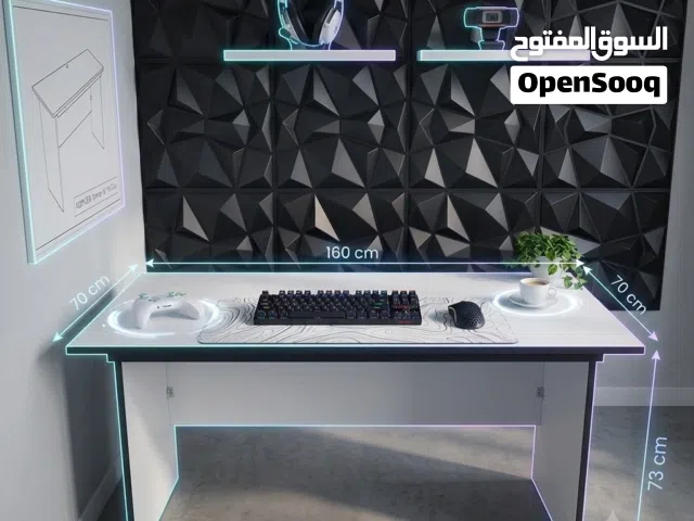 طاولة + ماوس + كيبورد + هيدست + يد قيمسر + ويب كام + 2 ماوس باد + 2 رفوف
