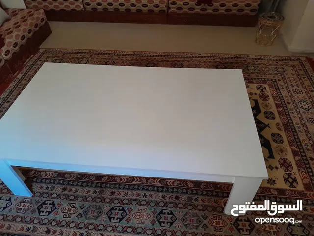 طاولة بيضاء  طول 1.67م عرض1م الارتفاع 50 سم الحالة جيدة