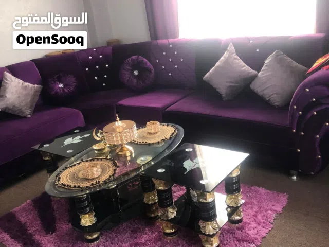 كورنر  مع قرنهم للبيع مع طقم طربيزات مع السجادة مع البرادي مع جسورتهم