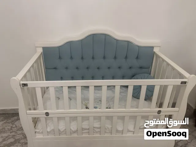 سرير اطفال نظيف