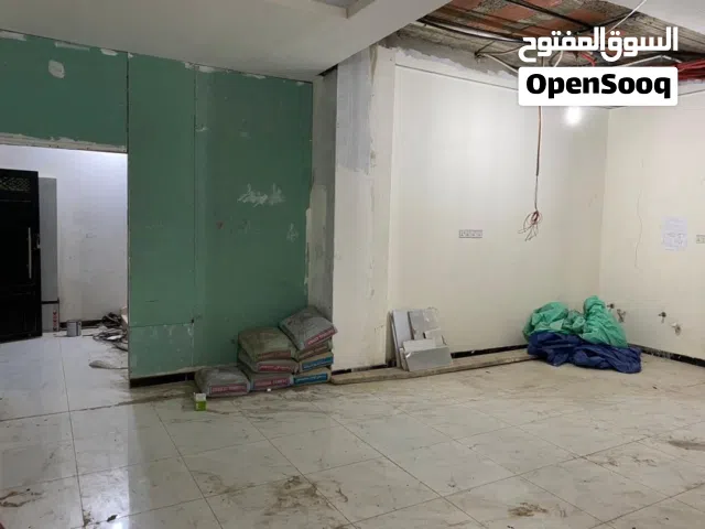 عررطه للايجار -دور أرضي تجاري مميز في خور مكسر على الشارع الرئيسي يصلح ل إي إستثمار تجاري