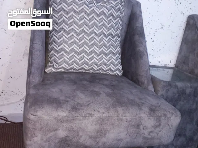 كنب ديكور  مع مخدتين وطاوله تفصيل خشب ثقيل 50 دينار من غير توصيل مع اماكانيه التوصيل حسب المنطقه ...