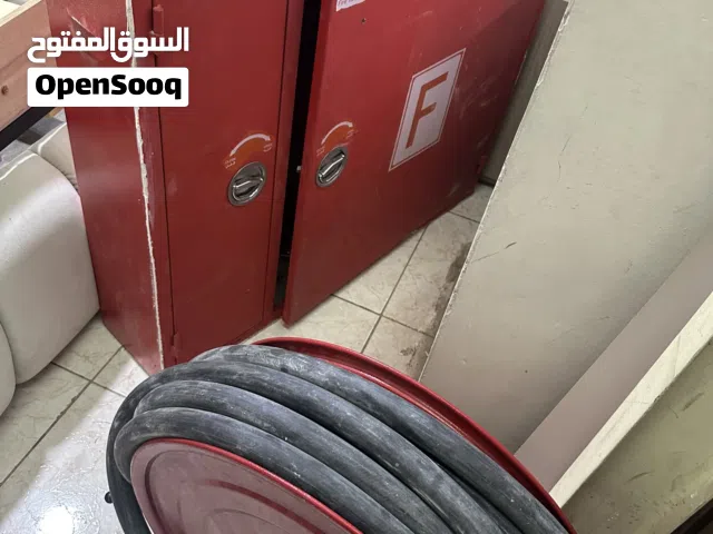 كبينة حريق مع خرطوم وبكرة