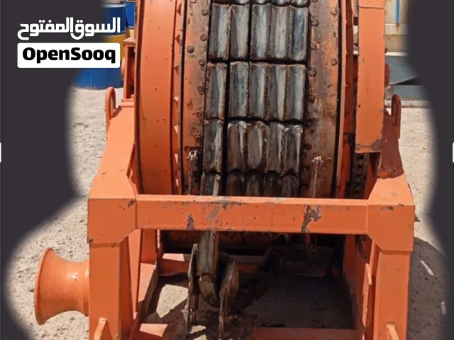 ونش سحب صناعي ثقيل (غالبًا حقول نفط) * حالة مستعملة ومركونة (مو واضح إذاً يشتغل 100%.