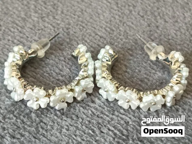 الطقم الأخير: حلق أنيق لون فضي و لؤلؤي