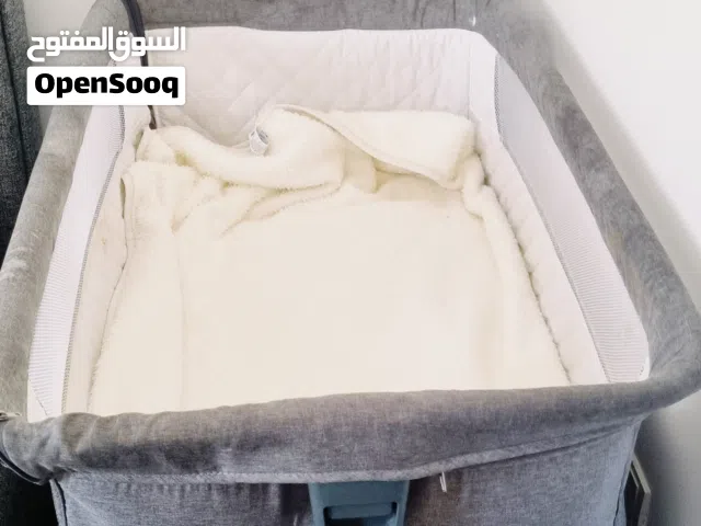 سرير طفل متنقل وسهل الاستخدام من قبل الامهات قابل للفتح من الجنب