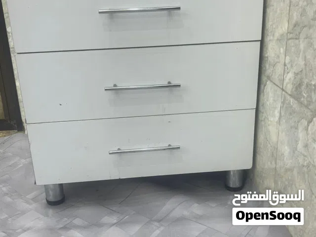 ميز جديد ونضيف