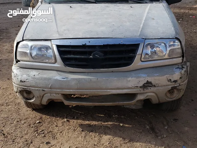 يوجد لدي سيارة نوع سوزوكي فيتارا جراند باب واحد الجير اتوماتيك اللون الخارجي فضي موديل 2004 دبل