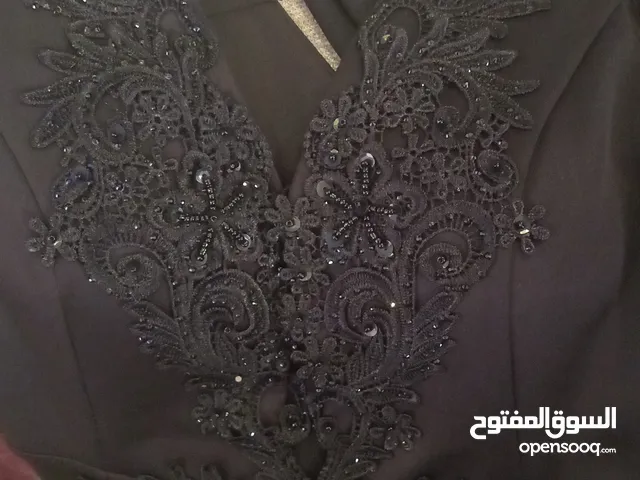 فستان حرير سادة اسود طويل على شكل سمكة للبيع  