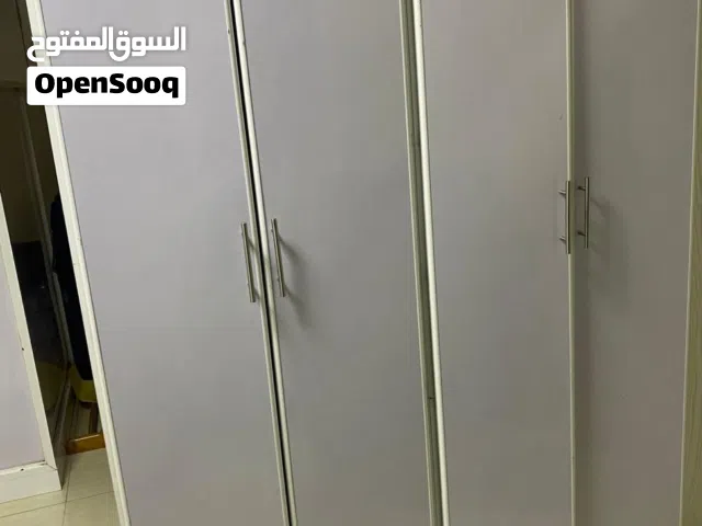 اغراض محل في المخزن للبيع