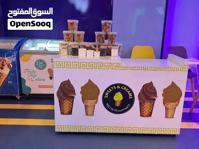 عربتان عرض للآيس كريم والحلويات