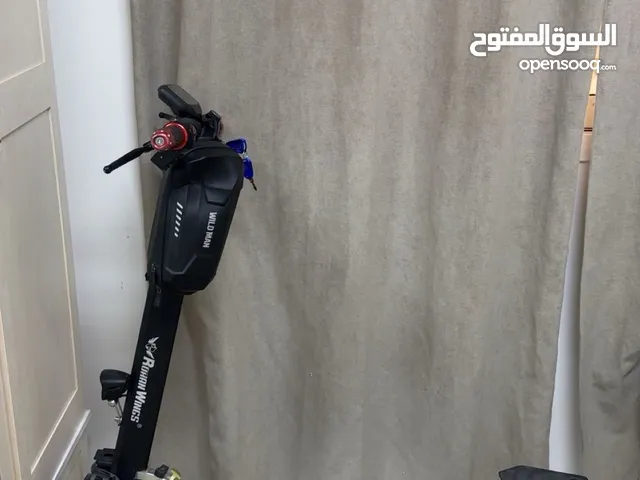 سكوتر شبه جديد يمشي 70 نظيف جداا معاه شنطه و جناح و اموره طيب مفتاحين الموقع العين