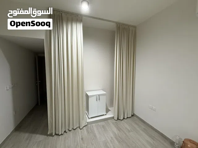 ستائر بحالة ممتازة خمس ستائر(عشر قطع) مع الاعمدة