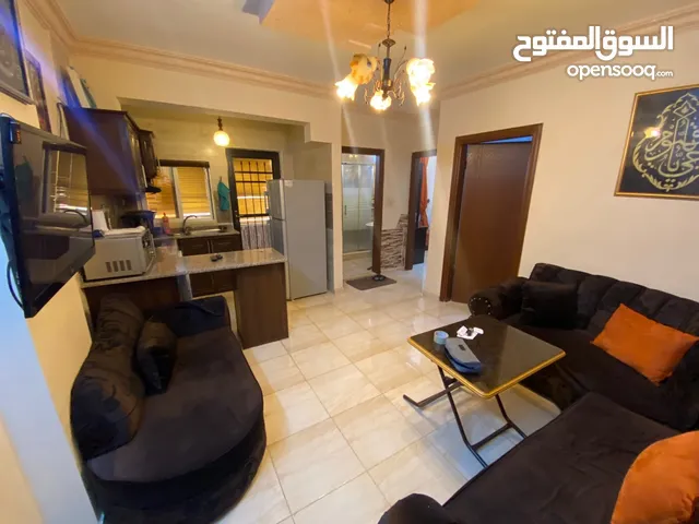 شقه مفروشه طابق ارضي مجهزة بالكامل غرفتين نوم وصاله ومطبخ وحمام وبرندة شارع الجامعه طلاب اوطالبات