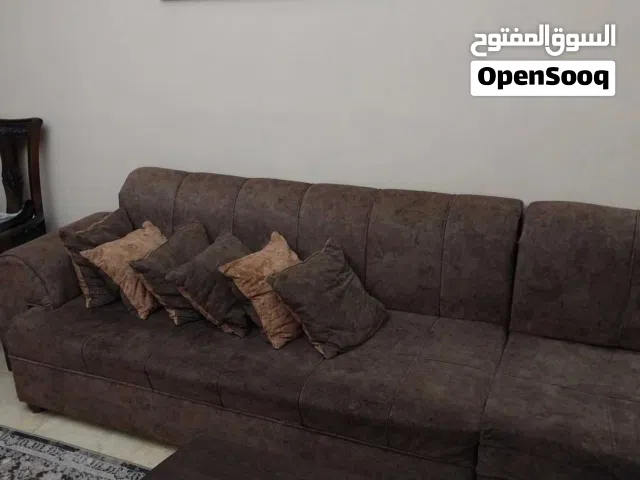 طقم كنب + طاوله سفره بحاله جيده جدا للبيع بسعر مغري وسجاده فخمه للصالون هديه