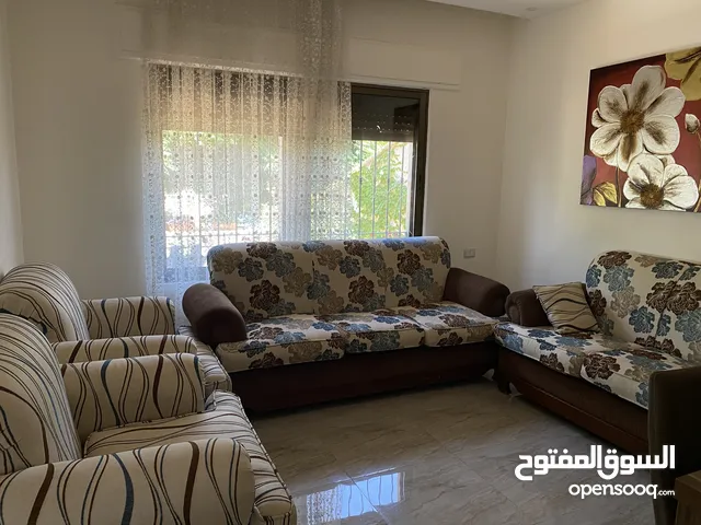 طقم كنب فاخر تفصيل مستعمل استعمال خفيف الاسفنج مضغوط وثقيل .. خشب صلب .. الطقم غير مستهلك الا قليلا