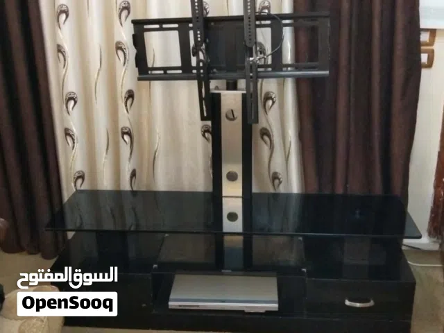 طاولة تلفزيون مع خشب ثقيل وزجاج سكوريت وحمالة شاشة حديد ثقيل بتشيل شاشه 100 بوصه بسعر حرق 40 دينار