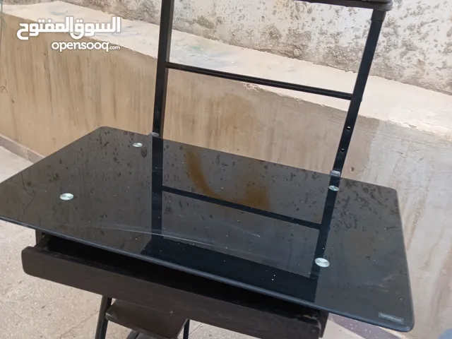 طاولة كمبيوتر زجاج ومع طابعة ملونة تحتاج حبر