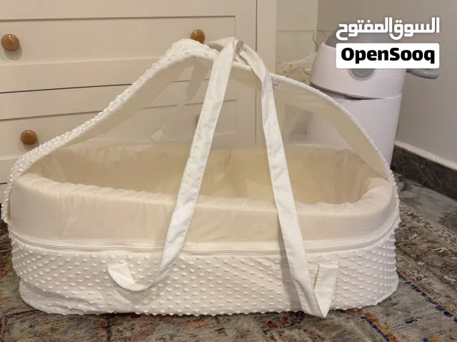 سرير أطفال بحالة ممتازة جدًا، استخدام خفيف ونضيف جدًا، مناسب من حديثي الولادة