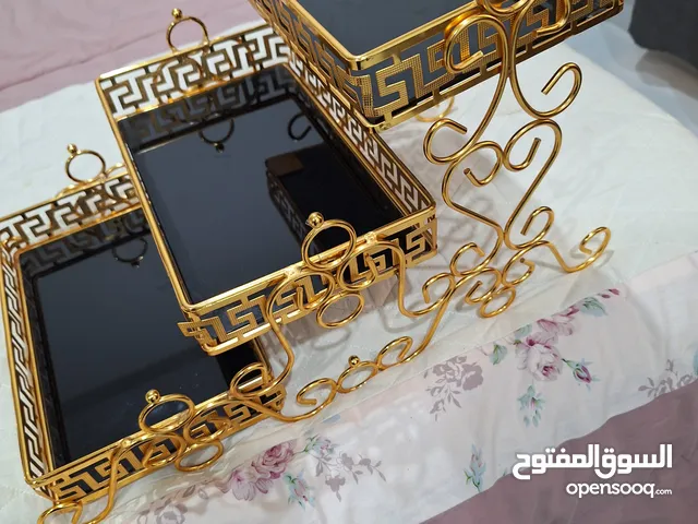 للبيع صواني على شكل رفوف تستخدم للمعجنات او الفواكه او الحلويات شبه جديده