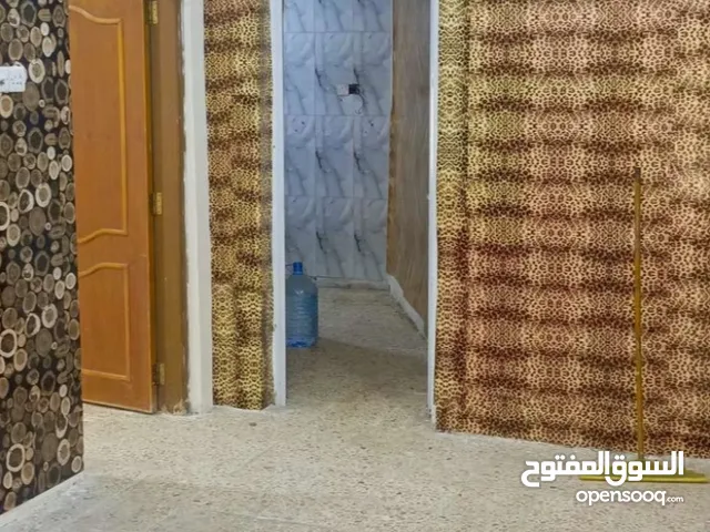 شقة سكنية طابق اول ضمن بناية سكنية تؤجر للعوائل الصغيرة فقط في الجمهورية