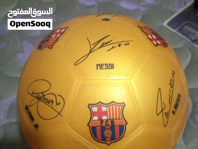 كرة مطبوع عليها شعار برشلونة وتوقع لاعبيها