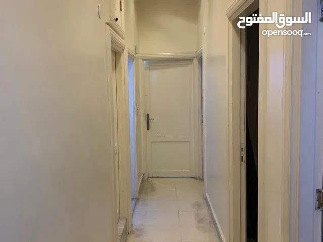 شقة طابق ثاني امامي على الشارع الرئيسي بمحطة بغدا