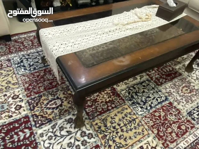 غرفة جلوس وطاولة سفرة وطاولة تلفزيون