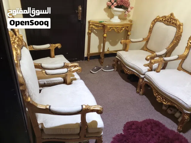 طقم كنب مصري فخم ومميز لون ابيض ذهبي بحالة ممتازة 220 دينار نهائي