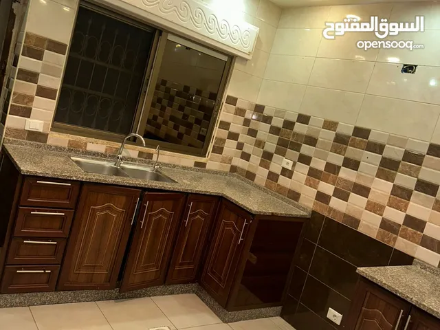 مرحبا شقة للايجار شبه ارضي بناء جديد عمارة هادئة وقريبه من الخدمات في ابو نصير عند جنة الاحلام