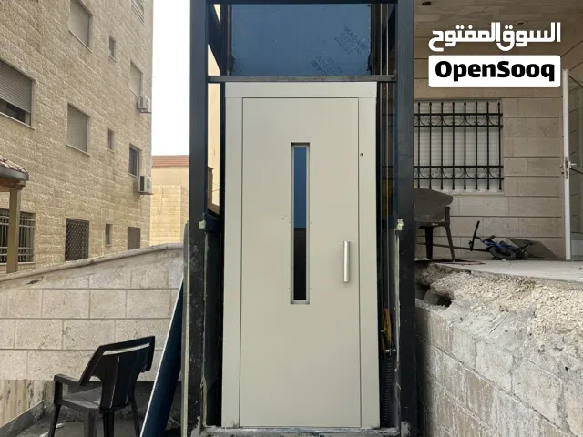مصاعد خارجية أو داخلية