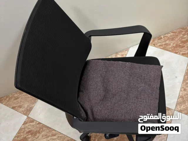 مكتب وكرسي مكتب بحالة ممتازة