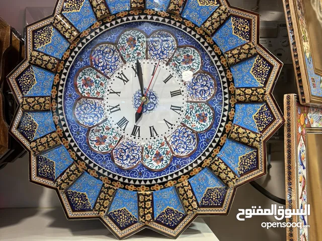 ساعة مصنوعة يدويًا