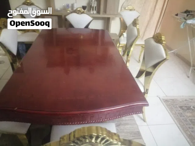 طاولة سفرة مع كراسي و طاولات كريستال وزرع