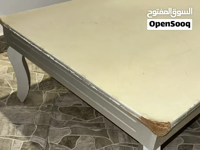 طاوله لون رصاصي