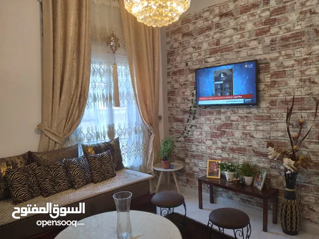 شقة 3 غرف وسط مدينة وهران طابق ثاني بكل وثائق اللازمة قريبة من كل مرافق الحياة  شقة مشروحة مشمسة