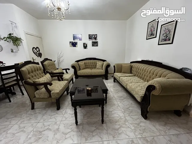 طقم كنب لغرفة الضيوف بحالة ممتازة للبيع