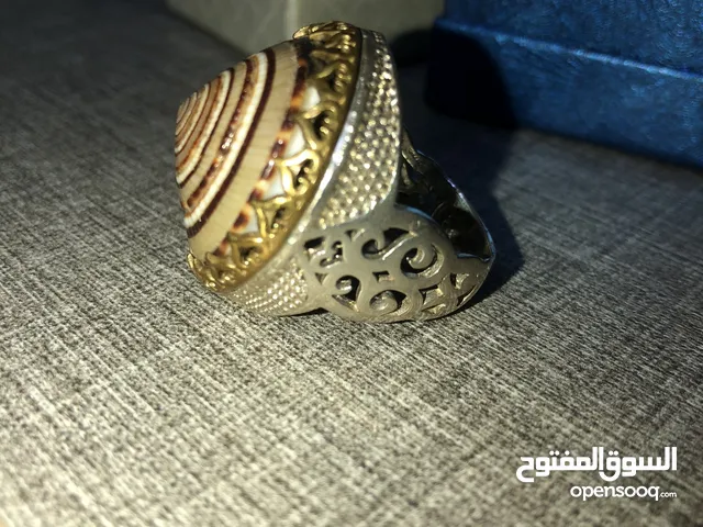 خاتم فضه عليه حجر حلزوني سليماني اصلي من النوادر ثقيل جداً خاتم مو اجمل الخواتم