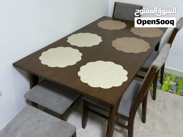 طاولة طعام بحالة ممتازة