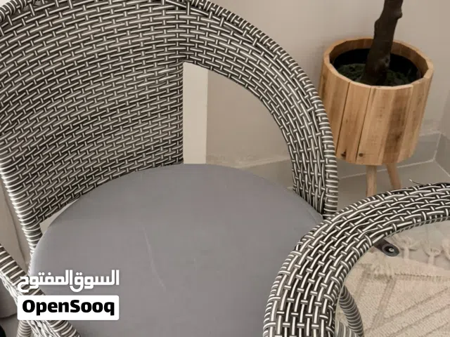 كرسين وطاولة للحديقة