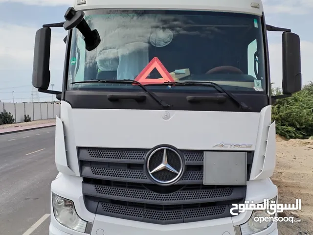 Tractor Unit Mercedes Benz 2014 in Sharjah