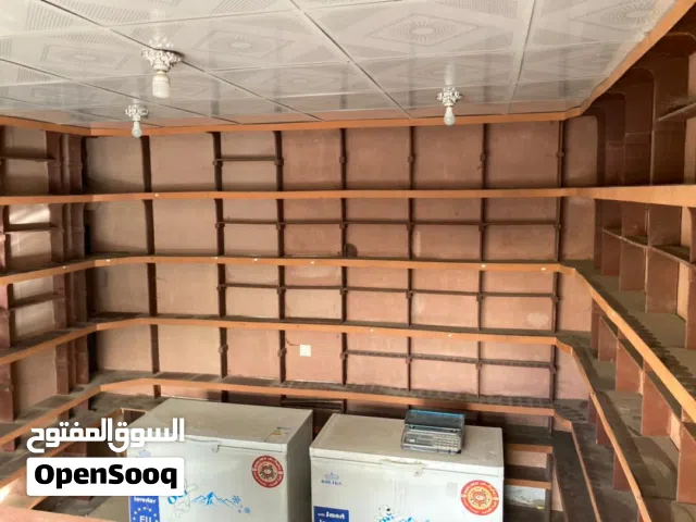 بقالة بجميع إدواتها : ثلاجتين+ تخشيبه + كونتر + مضلات + ميزان + بسطه + ديكور + ماسه